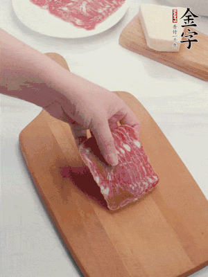 金字培根火腿改刀切小片；白洋蔥切?。恍迈r豌豆剝殼。