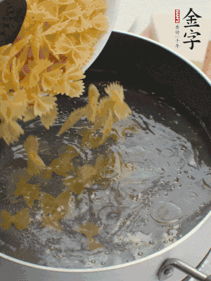 蝴蝶面加橄欖油煮熟；豌豆焯水30秒。