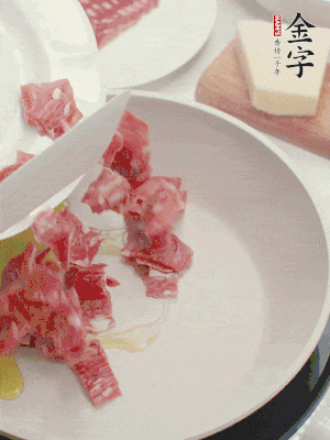 橄欖油煸香金字培根火腿。依次下豌豆、蝴蝶面、洋蔥。