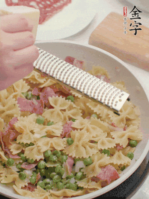 收汁后加入帕爾瑪芝士、歐芹碎和檸檬汁。