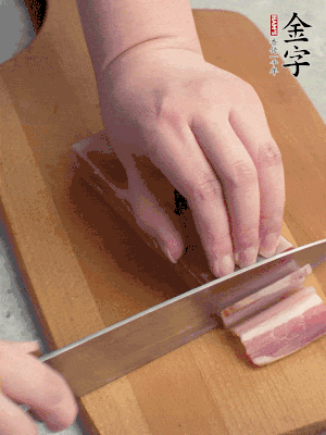 百合切去頭尾，分開洗凈;咸肉切薄片。