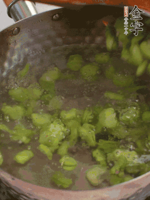 鍋中水沸，放一撮鹽，下蠶豆豆瓣焯3分鐘，下百合，3秒撈出，一起撈出瀝水。