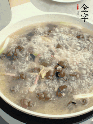 放辣椒，加一點(diǎn)鹽、糖，大火翻炒。