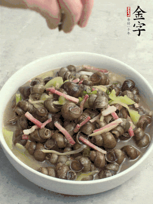 出鍋，撒點(diǎn)蔥花。