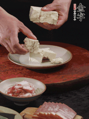 一塊老豆腐掰成大塊。