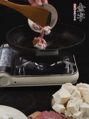 冷油潤(rùn)鍋，下五花肉煸香。