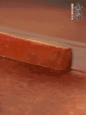 金字火腿上方去皮切薄片。