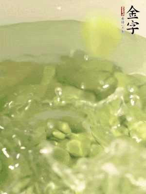 新鮮蠶豆熱水焯水30秒，然后浸入涼水。
