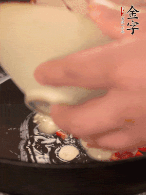 豬油潤(rùn)鍋，下辣椒、大蒜、火腿片煸香。