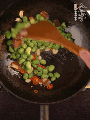 再下蠶豆煸炒，加1勺料酒調(diào)味。