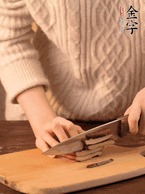 金字淡咸肉、香干分別切丁。