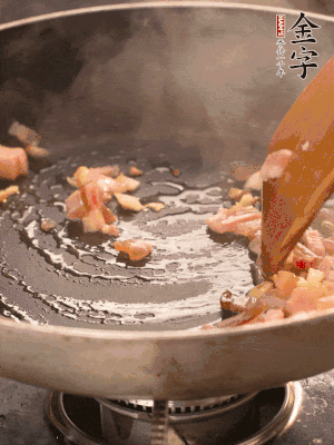 熱油爆香大蒜粒，煸香咸肉丁，淋一勺黃酒調(diào)味。