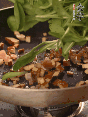 再放香干煸炒，最后放馬蘭頭翻炒至變軟。