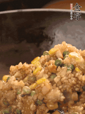 再下糯米，1勺蠔油、2勺生抽調(diào)味翻炒均勻。