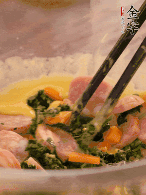 雞蛋、面粉、玉米油攪拌到無顆粒狀態(tài)。再加入菠菜、胡蘿卜、烤腸。少許鹽調(diào)味。