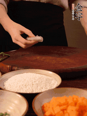 胡蘿卜去皮切丁。蝦仁切小塊。糯米提前浸泡半天。