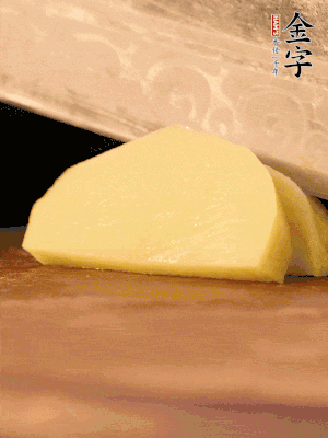 土豆去皮切丁。水開后，放入鍋中煮2-3分鐘，撈出瀝干水分。