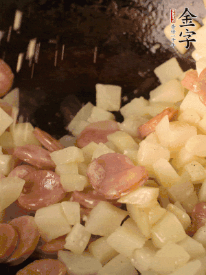 再放烤腸片煎熟。撒點(diǎn)鹽、孜然粉、辣椒面。