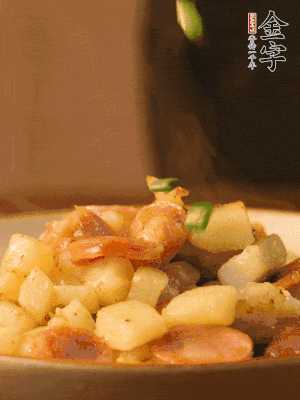 翻炒均勻，撒上蔥花后即可。