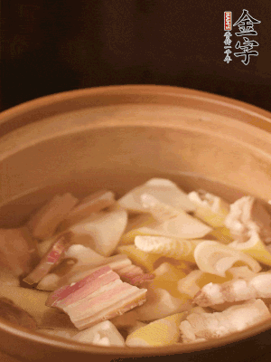 春筍、咸肉、咸肉一起入砂鍋，加姜片、料酒、清水大火煮沸到湯色變白。轉小火慢篤半小時。