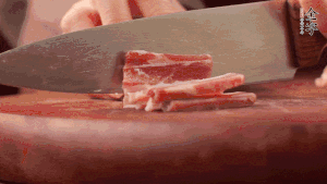 200g金字淡咸肉、100g冬筍、100g香干分別切細(xì)丁。