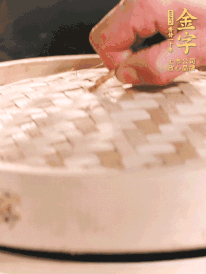 醬鴨半只加姜片、蔥、黃酒上鍋蒸20分鐘。