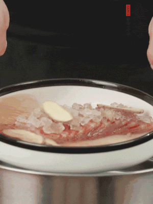 置于盤中，加冰糖100g、黃酒100g、水200g，上鍋蒸20分鐘。