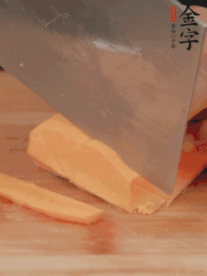 南瓜改刀切片，把蒸好的火腿鋪到南瓜上。