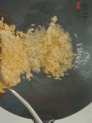 熱油下鍋，邊按壓邊翻炒均勻。