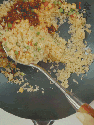 翻炒熟后，加金字火腿XO醬。