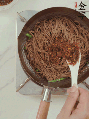 下蕎麥面，淋上少許醬油，加2勺金字火腿大師醬略翻炒即可。