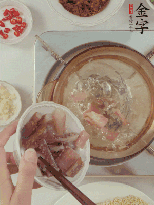 魷魚熱水下鍋，焯水備用。