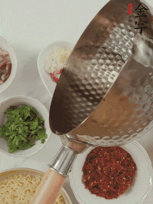 蒜末、小米辣、芝麻淋上熱油。