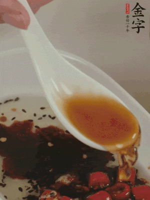 再加2勺生抽、1勺香醋攪拌。