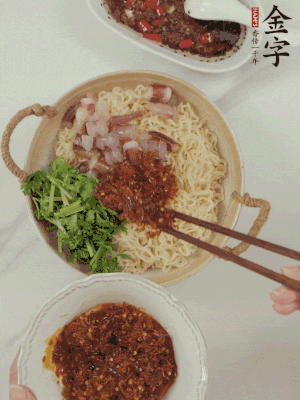 在面上鋪魷魚、香菜、金字火腿大師醬。