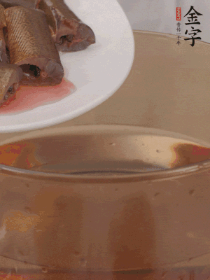 處理干凈的黃鱔段，加姜片、料酒沸水下鍋焯水。撈出用涼水沖洗干凈。