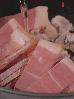 排骨、黃鱔段、金字火腿片放入砂鍋中，加沒(méi)過(guò)食材的水。