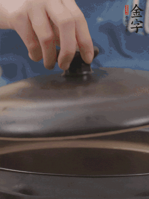 大火煮開(kāi)后轉(zhuǎn)小火，燉煮20分鐘左右。