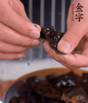 木耳冷水泡發(fā)，處理成小塊。（如果是小木耳就不用切了）