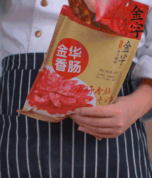 香腸切成斜片，小米辣切成斜片。