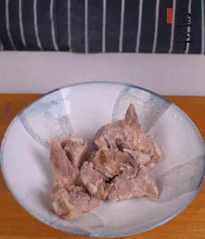 排骨加1勺黃酒、1勺蠔油、1勺玉米淀粉、1/4勺胡椒粉腌制半小時。