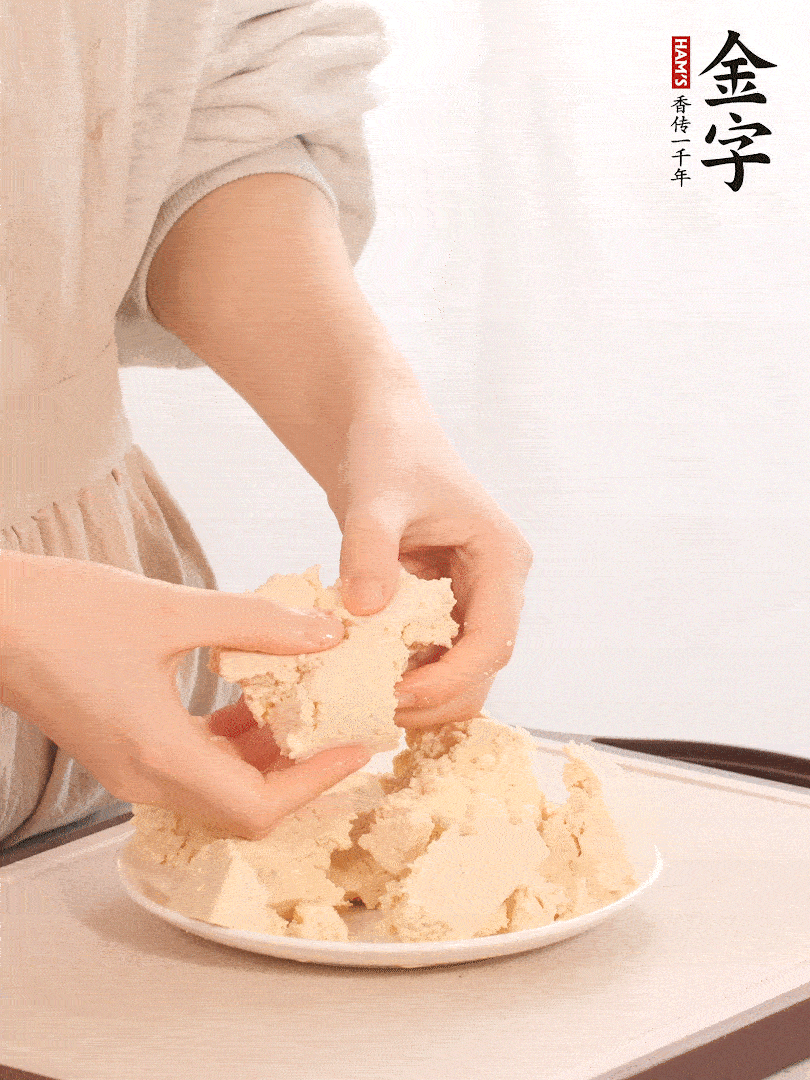 老豆腐用手掰成塊。