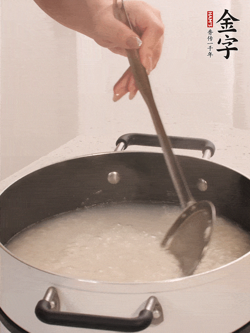 香菇、土豆、胡蘿卜、金字土香腸切小塊。