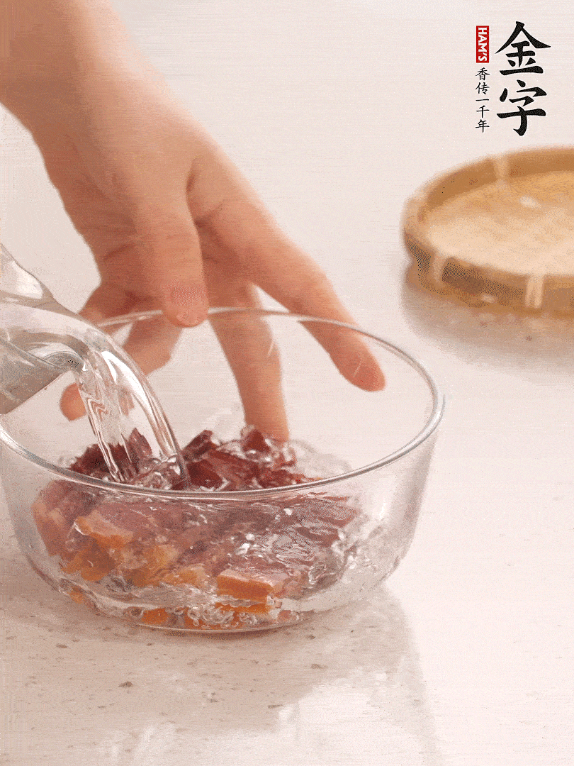 金字火腿切片，溫水泡5分鐘。