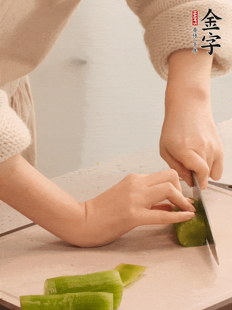 萵筍和白蘿卜用擦絲器擦成細絲。