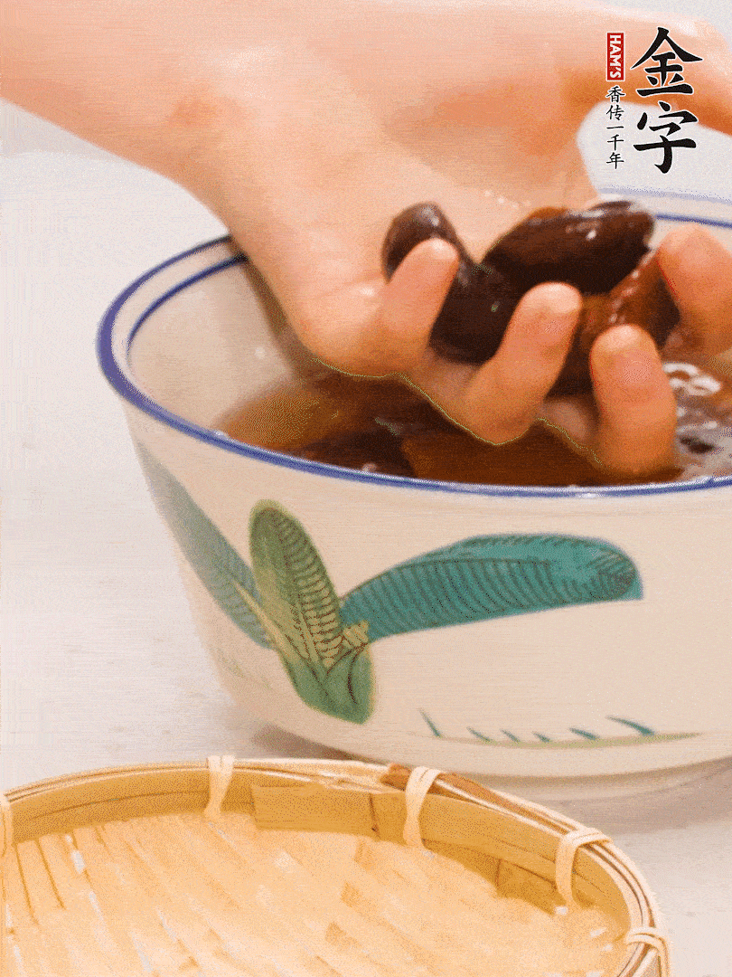 干香菇提前泡發(fā)切片，泡香菇水留著備用。