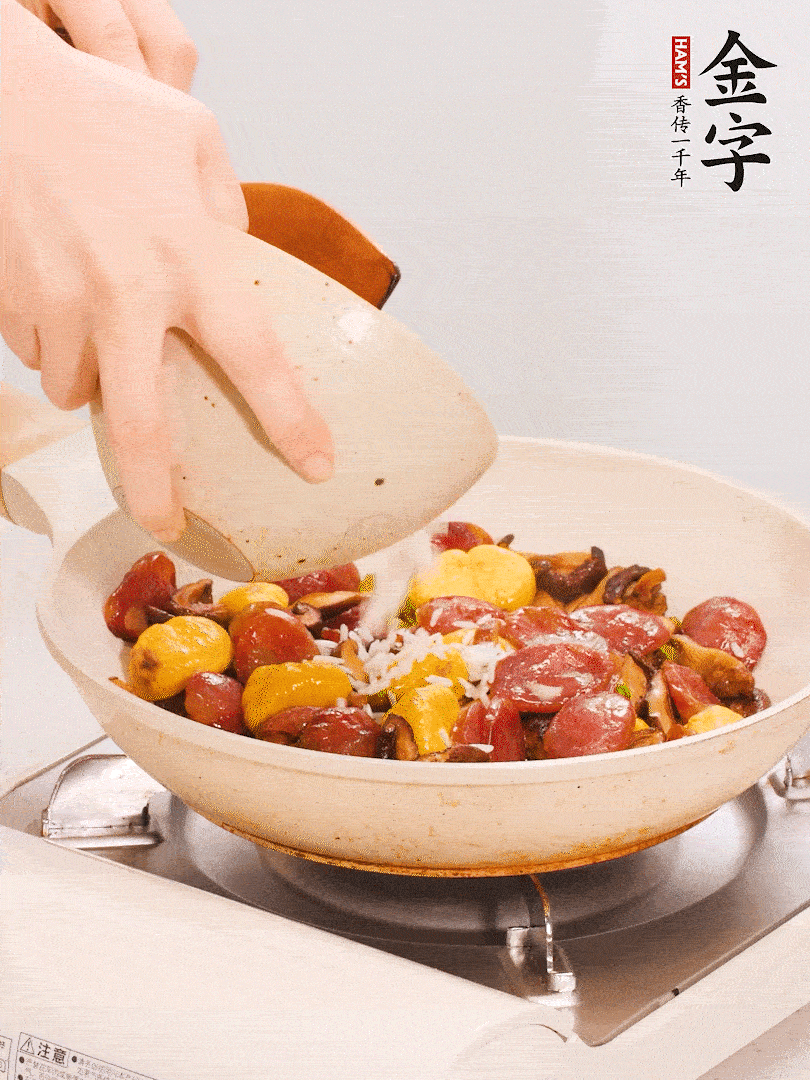 把米淘洗干凈，放入切好的香菇、板栗、毛豆。