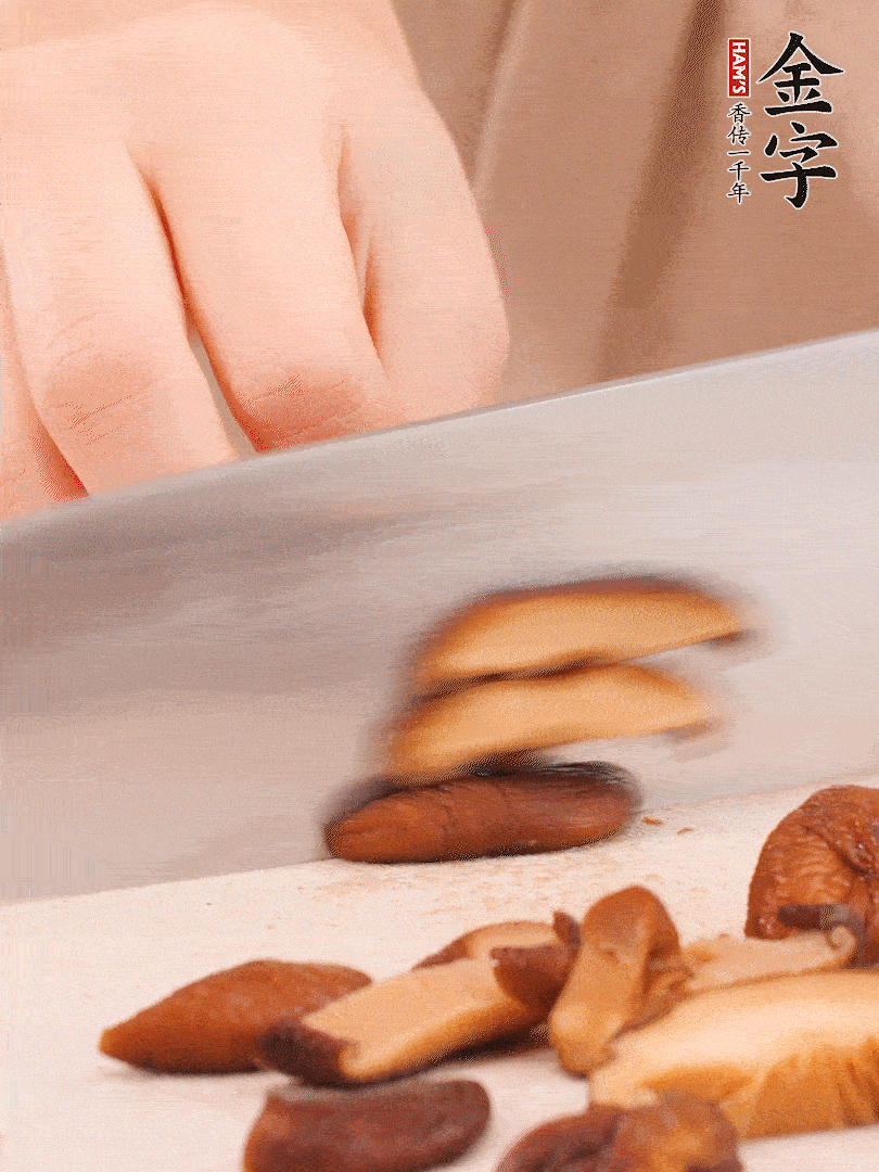 干香菇泡發(fā)，切成小塊。