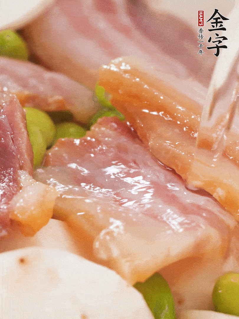 倒入芋艿、熟毛豆，翻炒均勻，加1小碗水煮開