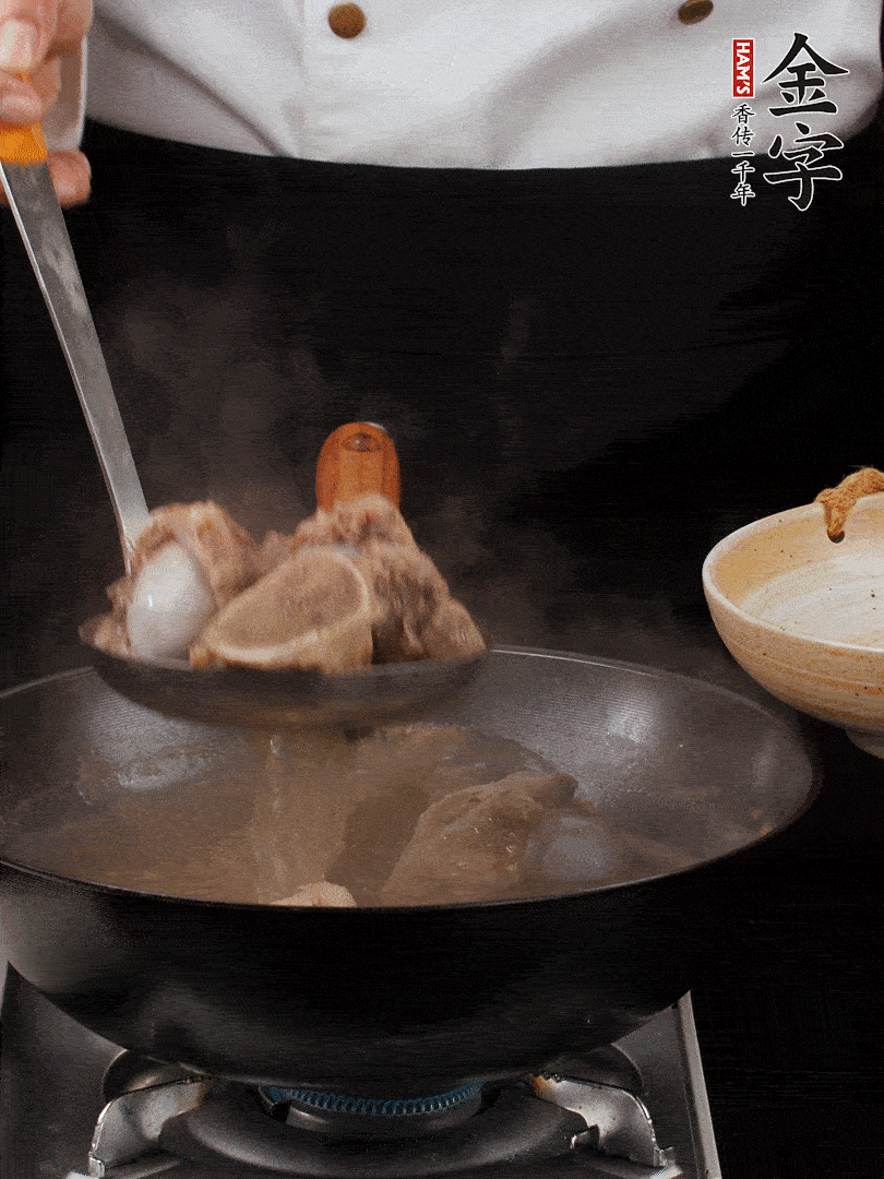 大筒骨清水浸泡30分鐘，中途換水2-3次。冷水下鍋，加姜片、料酒焯水，撇去浮沫。